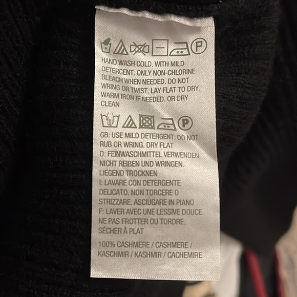 100% Cashmere Isaac Mizrahi ladies Black Sweater. - Picture 3 of 7